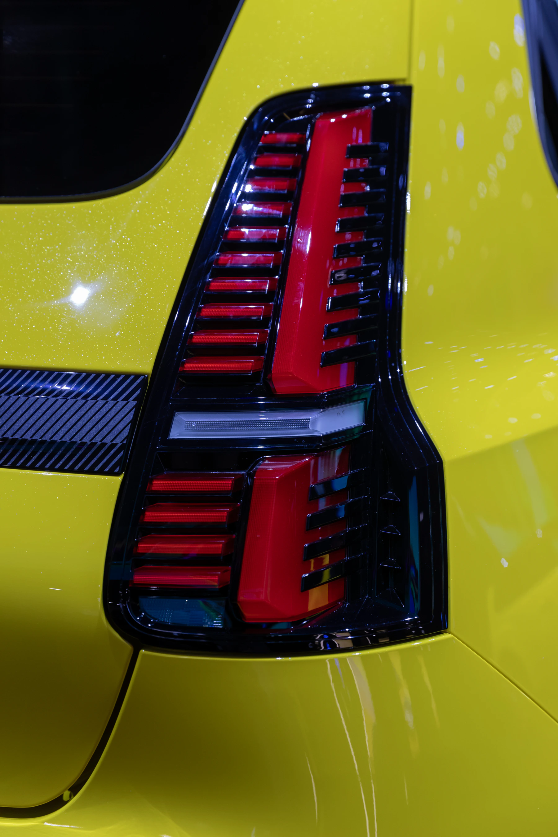 Close-up of the vertical Renault 5 rear light